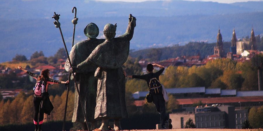 pilgrims-monte-do-gozo-camino-de-santiago-caminoways